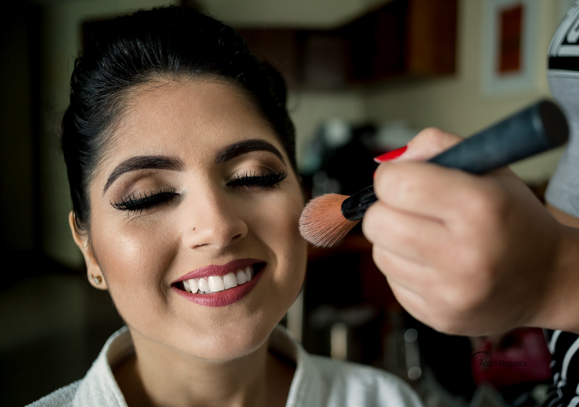 noivas sendo maquiada