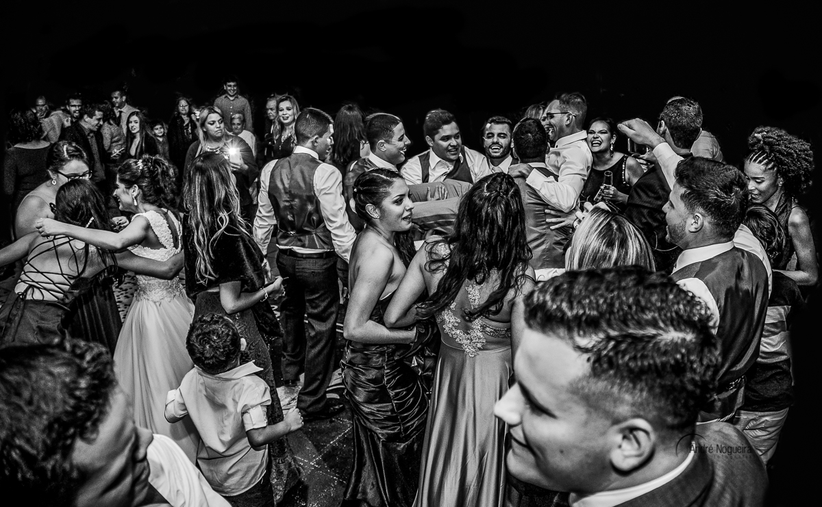 os noivos na pista de dança com os amigos