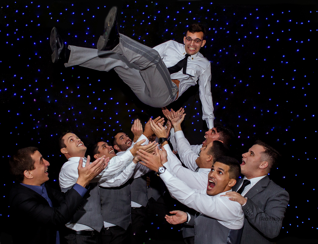 noivo sendo jogado para o auto pelos padrinhos