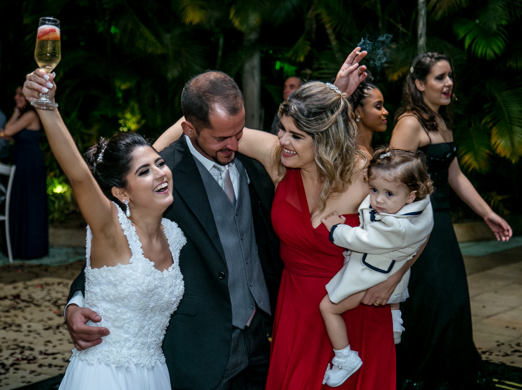 noiva dançando abraçada com o irmão, a irmã e sobrinha