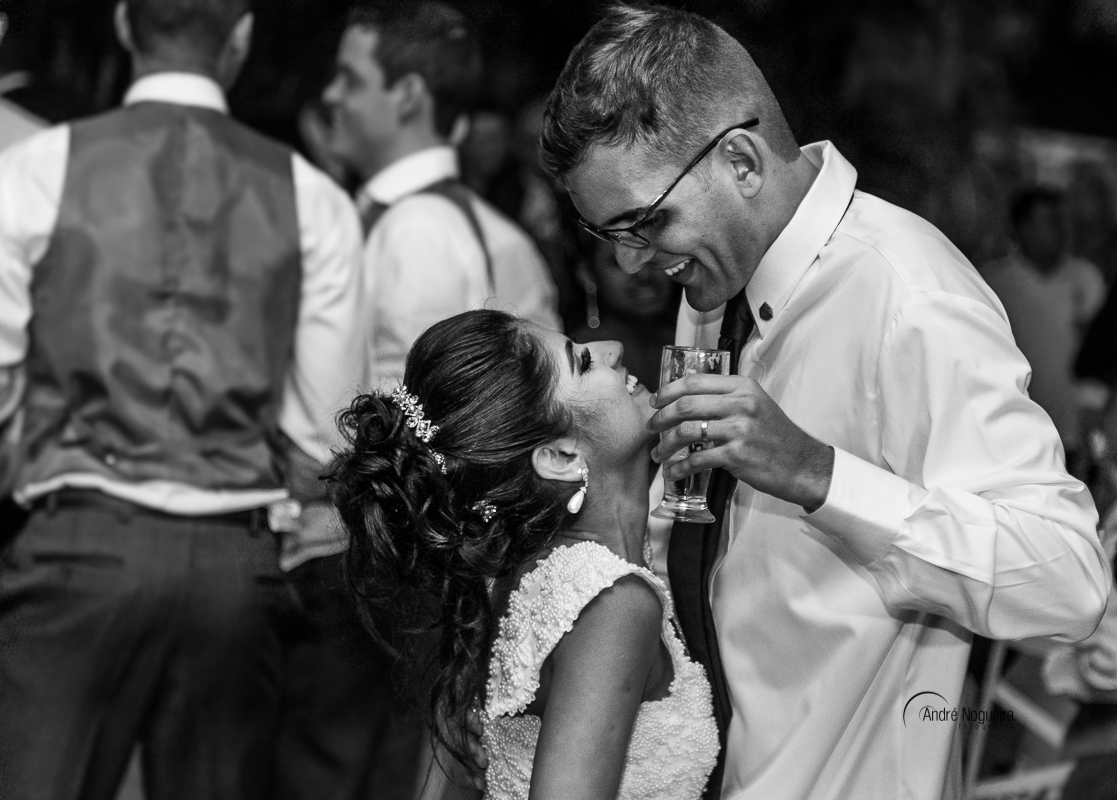 os noivos se olhando apaixonadamente na pista de dança