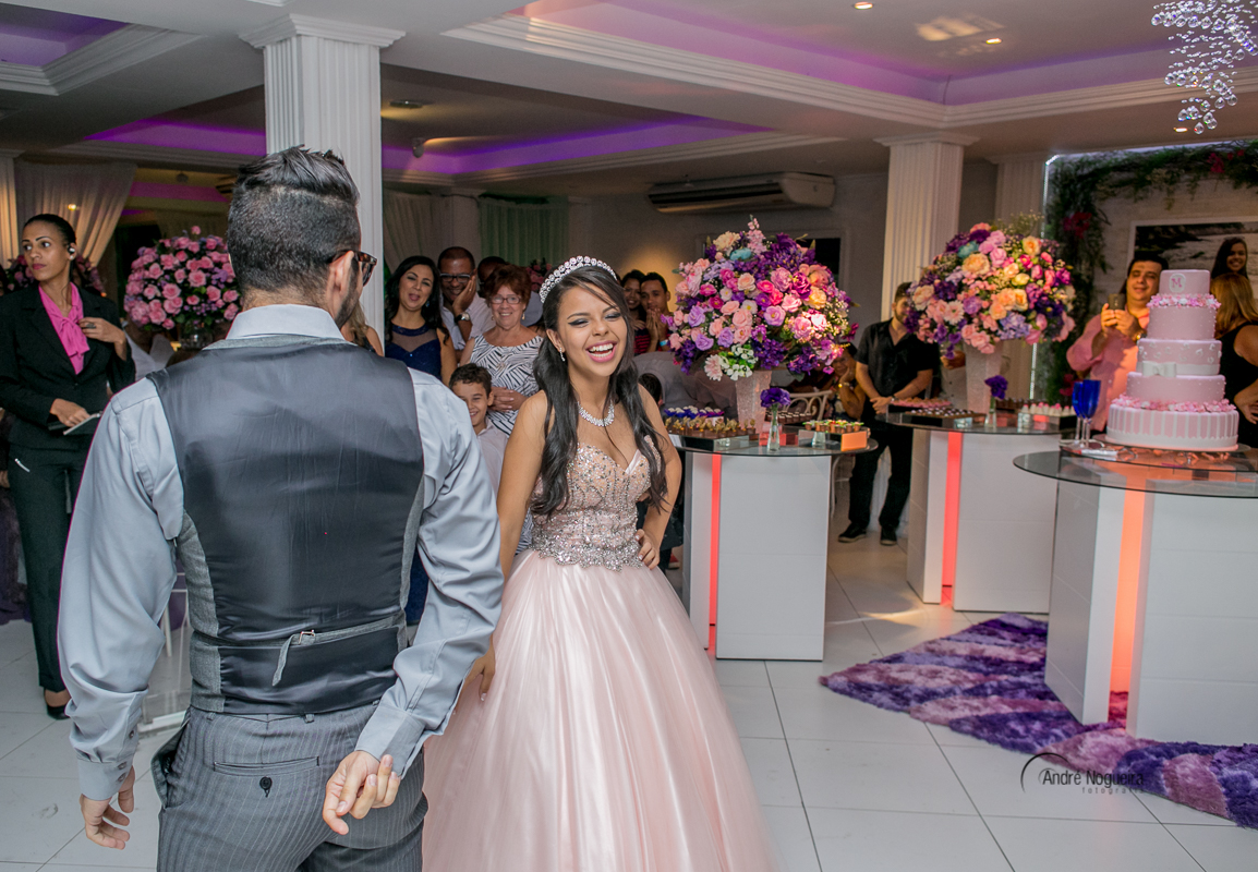 fotos de 15 anos, debutante e príncipe se olhando e sorrindo