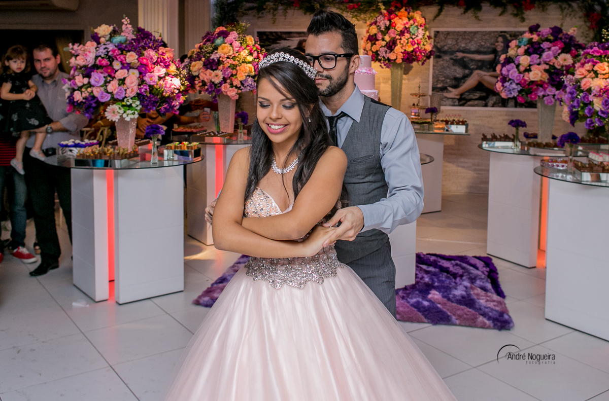 fotografia de festas debutantes, debutante dançando abraçada com o príncipe, por andre nogueira fotografia