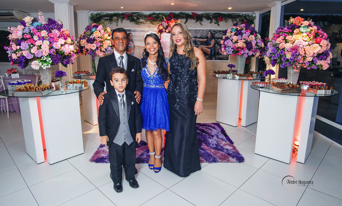 debutante rj,debutante com os pais e irmão na frente da mesa do bolo do salao de festas maison bries festas, por andré nogueira fotografia