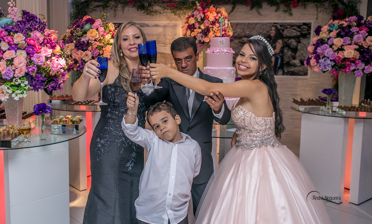 fotografia de festas de 15 anos, debutante brindando com os pais por andre nogueira fotografia