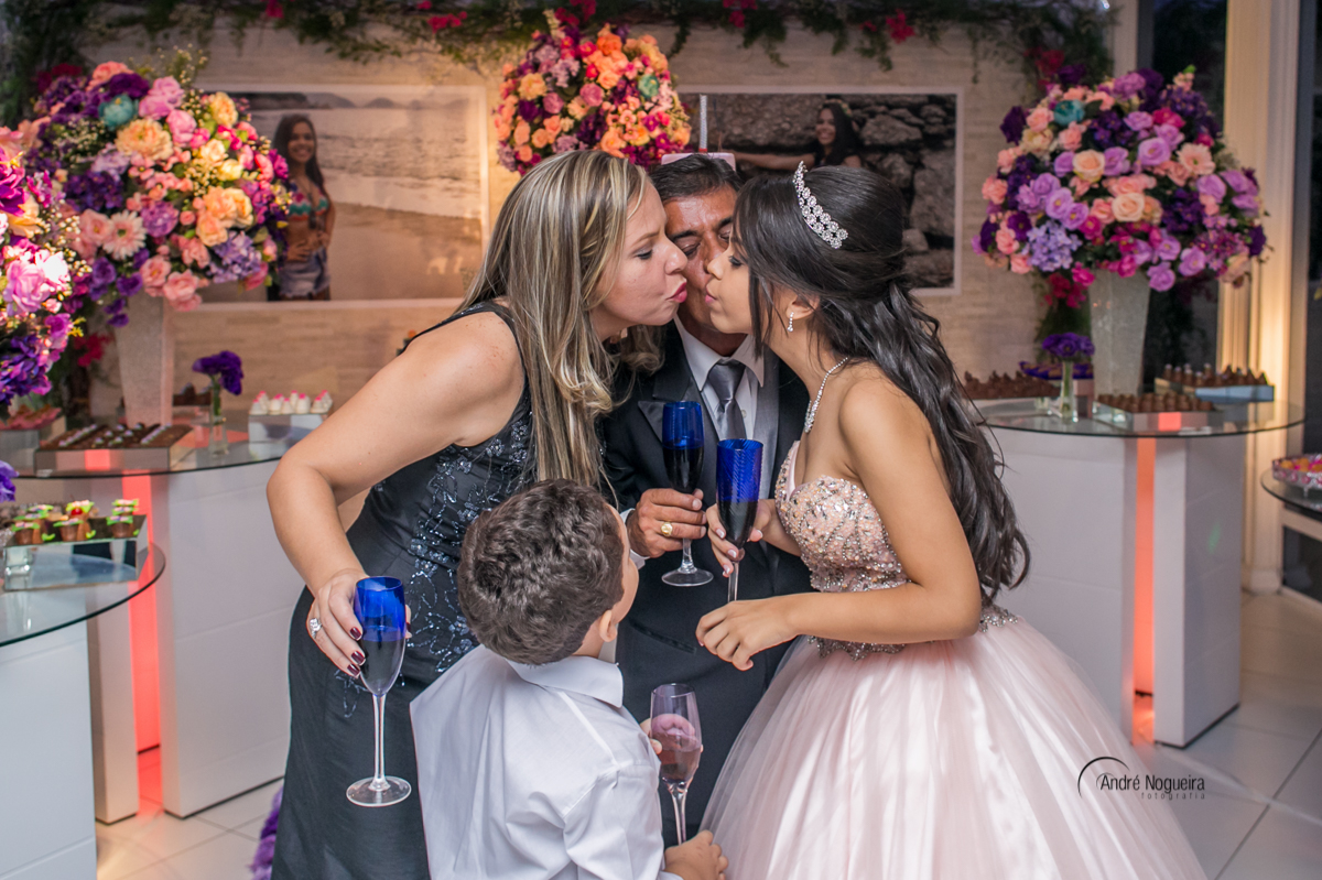 debutante rj, Fdebutante beijando os pais e o irmão