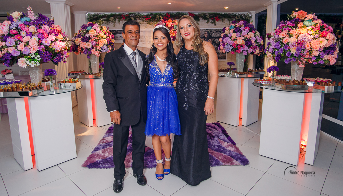 festa de debutante rj, debutante abraçada com os pais na frente da mesa de bolo do salão maison bries festas vila valqueire