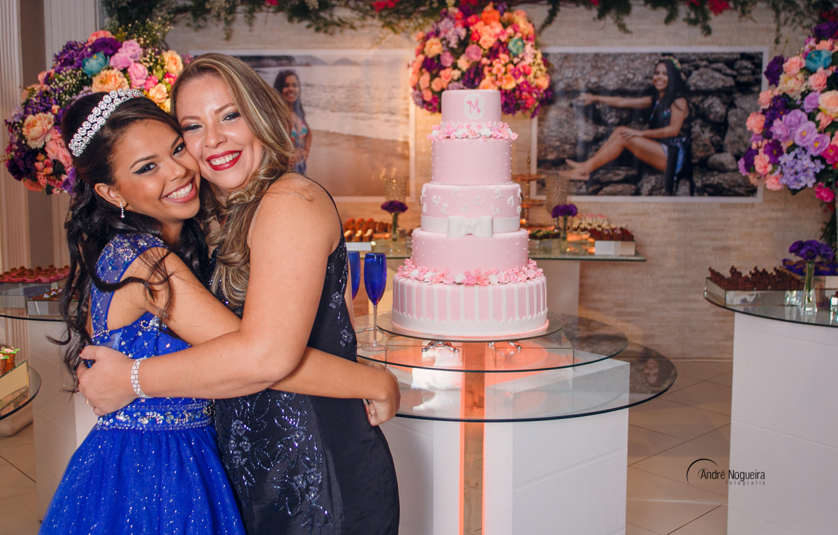 festa de debutante rj,debutante abraçada com a mãe e sorrindo no salao de festas maison bries festas