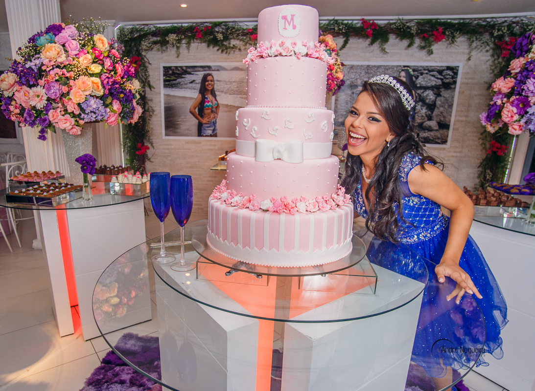 debutante festas rj, debutante mordendo o bolo, fotografada por andre nogueira fotografia, no salao de festas maison bries festas