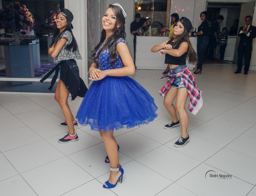 debutante festas rj, debutante dançando com as amigas na pista de dança do maison bries festas