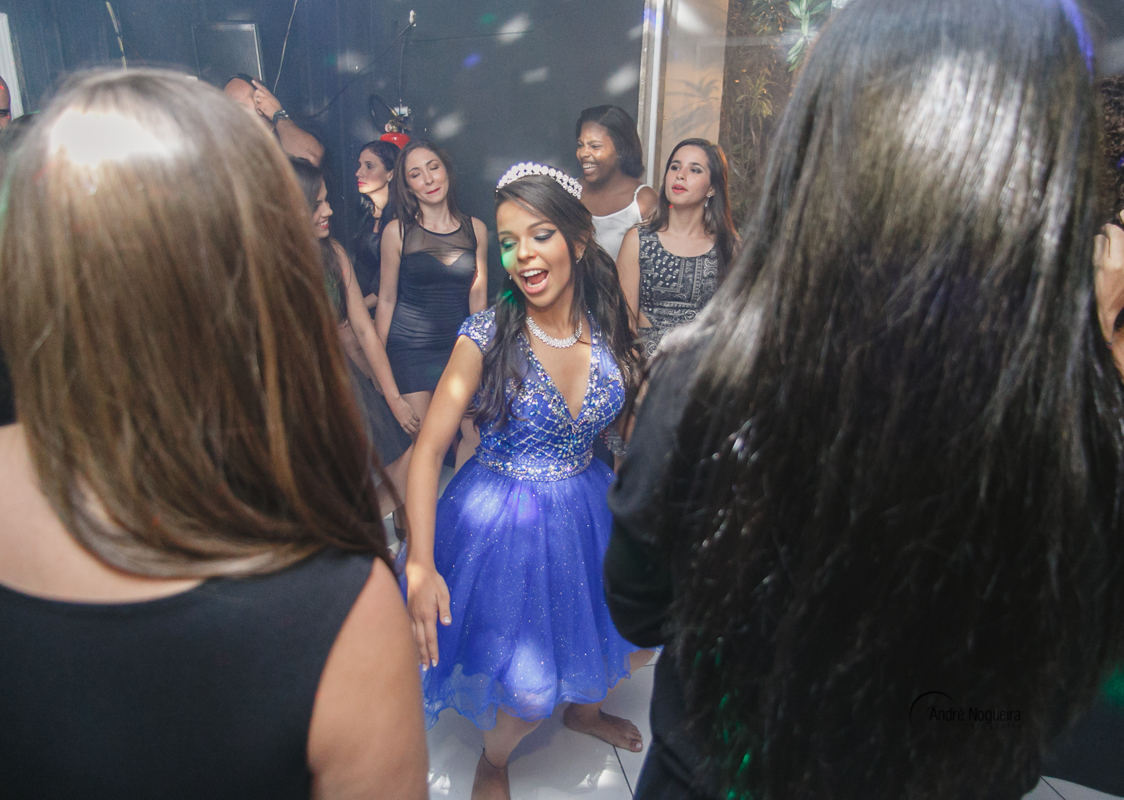 festas rj debutante, debutante dançando na pista de dança do salão de festas maison bries festas