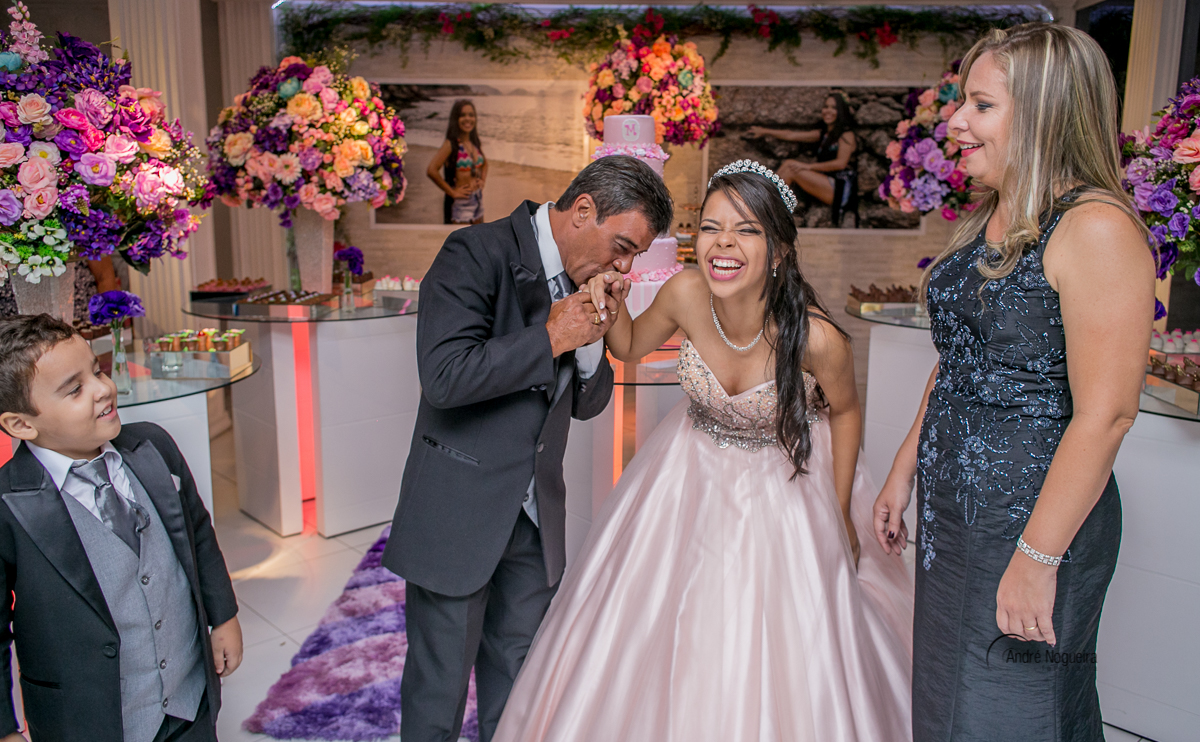 fotografo de debutante rj, debutantes cariocas, pai beijando a mão da debutante e a debutante sorrindo no maison bries festas