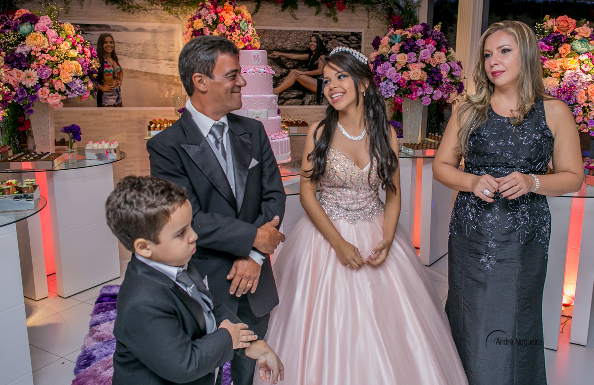fotografo de 15 anos rj,pai sorrindo e olhando para a debutante, debutante rj