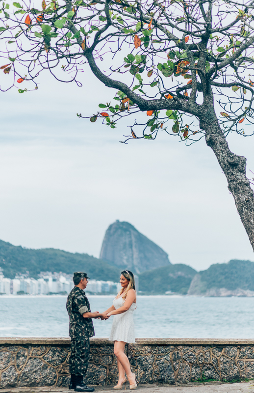 casamento rj, durante o seu ensaio pre casamento no forte de copacabana, o casal fica de mãos dadas, fotografo por andré nogueira fotografia