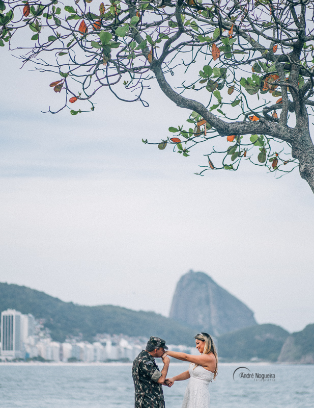 noivos rj, no ensaio pra casamento no forte de copacabana, o noivo beija a mão da noiva e essa cena é registrada por andré nogueira fotografia
