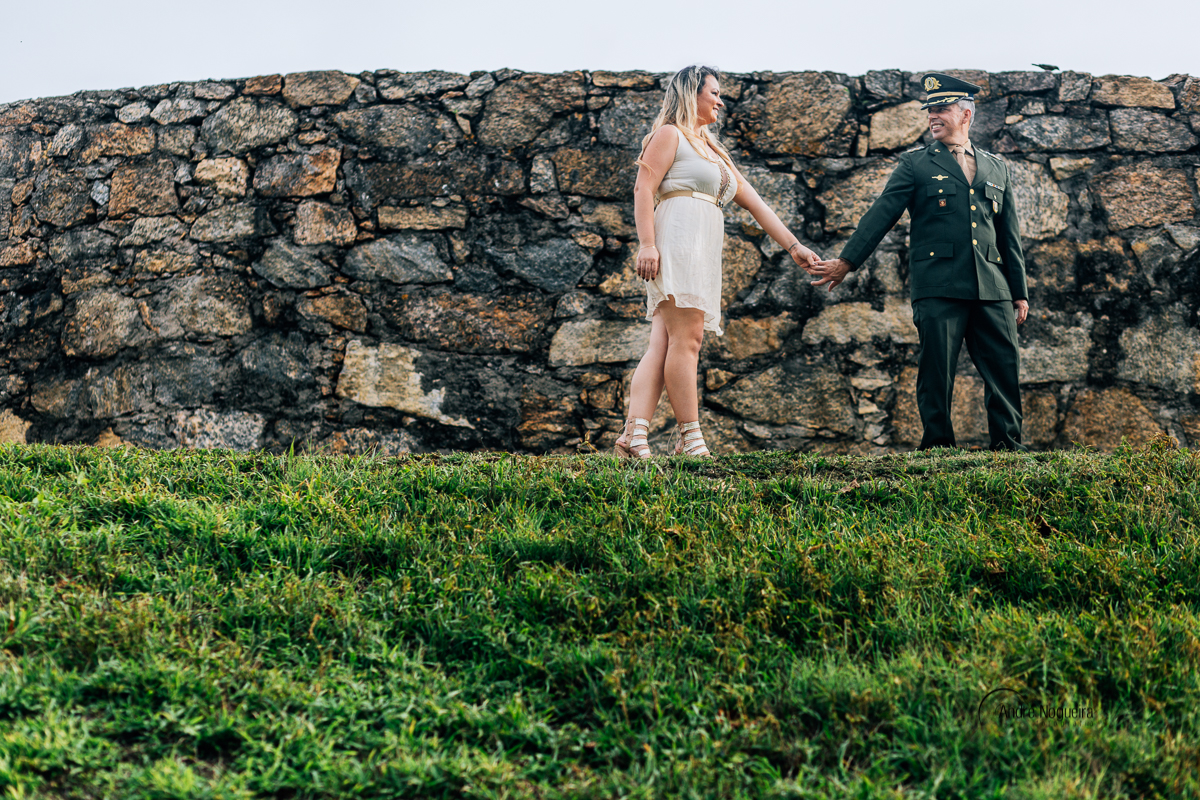 casamento rj, caminhando de mãos dadas pelo forte de copacabana, os noivos vão passeando e sendo fotografdo por andré nogueira fotografia