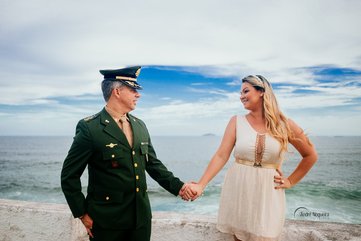 fotografo de casamento ej,noivos de mãos dadas e se olhando no forte de copacabana