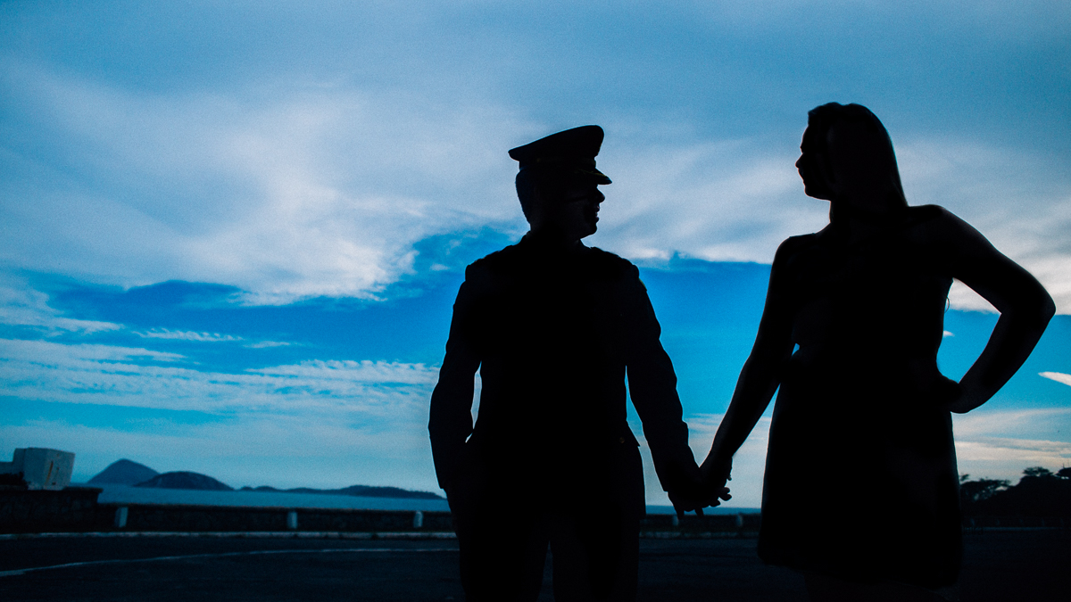 fotos ensaio pre casamento rj, silhueta dos noivos de mãos dadas no forte de copacabana, foto por andré nogueira fotografia