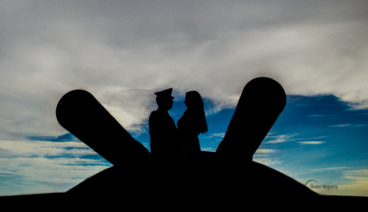 fotos ensaio pre casamento rj, silhueta dos noivos entre os canhões no forte de copacabana por andré nogueira fotografia