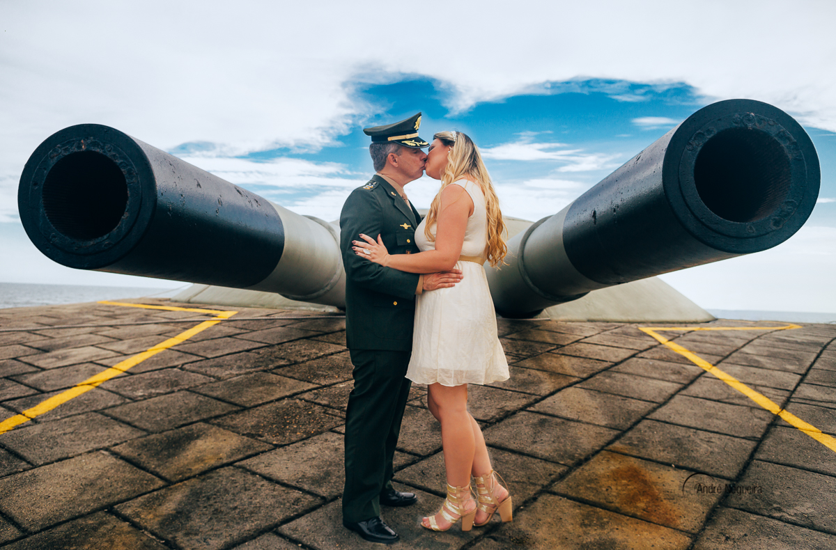 fotos ensaio pré casamento rj, noivos se beijando entre os canhões no forte de copacabana por andré nogueira fotografia