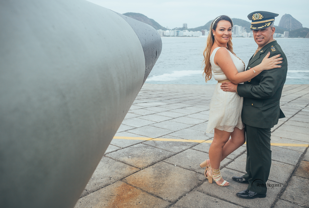fotos de ensaio pra casamento rj, noivos abraçados do lado do canhão do forte de copacabana por andré nogueira fotografia