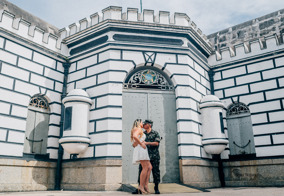 casamento rj,casal se beijando na entrada do forte de copacabana e sendo fotografado por andre nogueira fotografiia