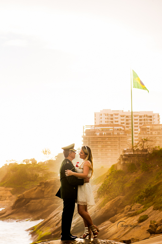 fotos de ensaio pre casamento noivos se beijando durante um por do sol fantástico no forte de copacabana por andre nogueira fotografia