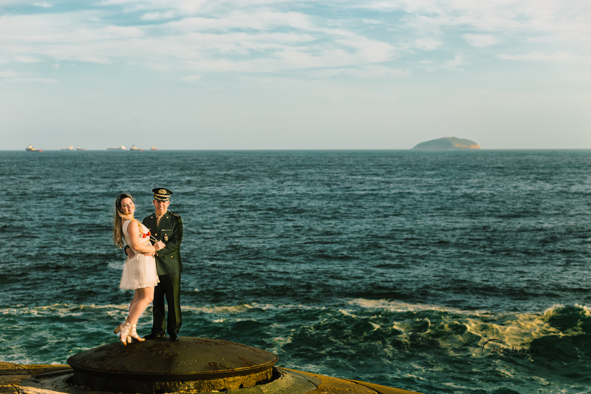 fotos de ensaio pra casamento rj, noivos abraços no forte de copacabana com um lindo mar ao fundo por andre nogueira fotografia