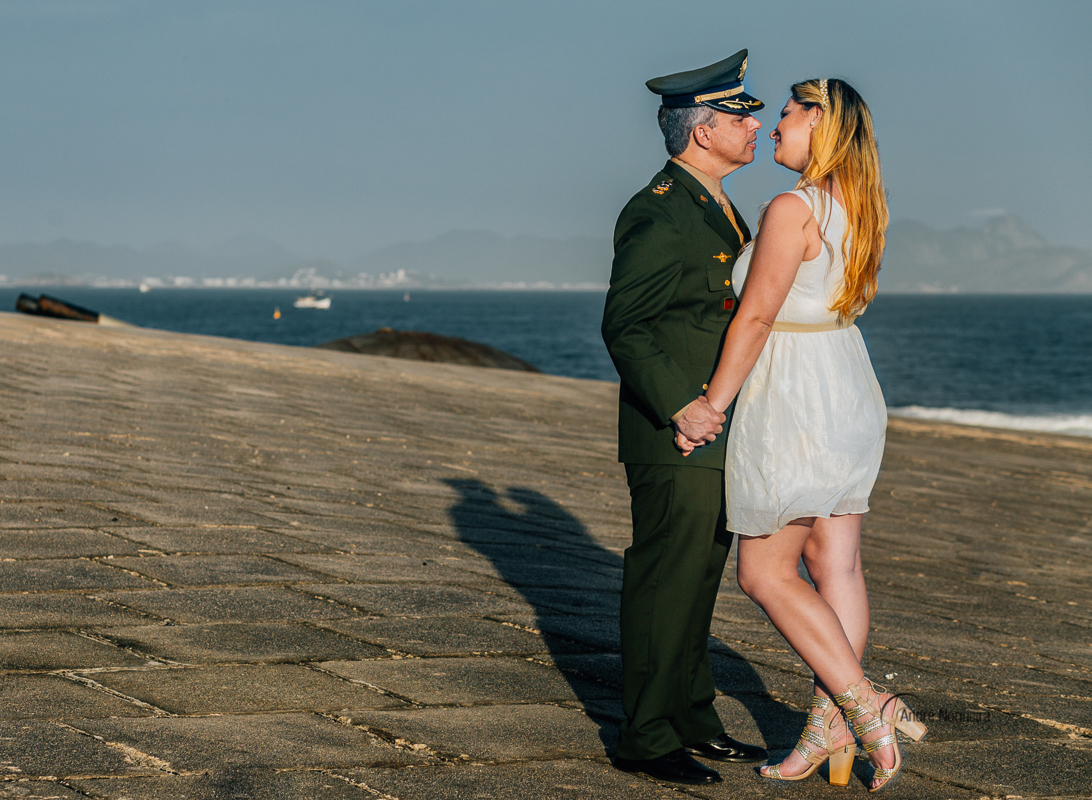 fotos ensaio pra casamento rj, noivos de mãos dadas na parte dos canhões do forte de copacabana por andre nogueira fotografia