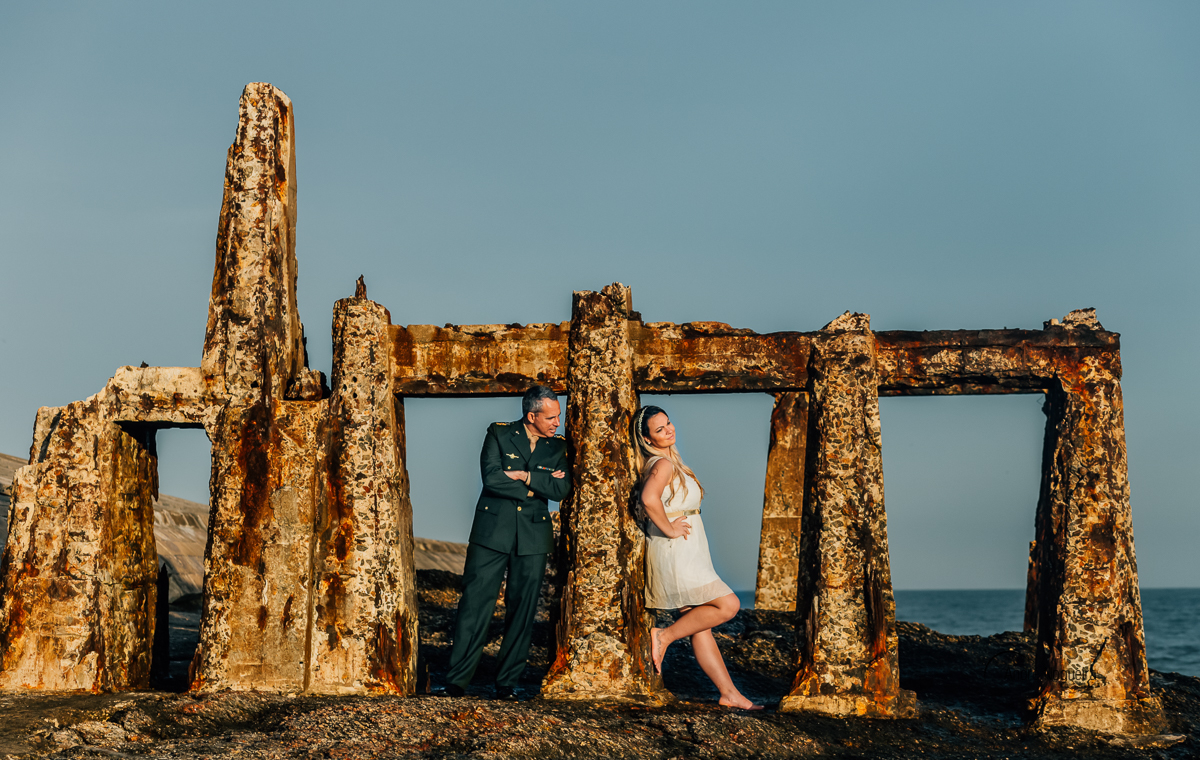 fotos do ensaio pre casamento rj, noivos fazendo poses nas ruínas do forte de copacabana por andre nogueira fotografia