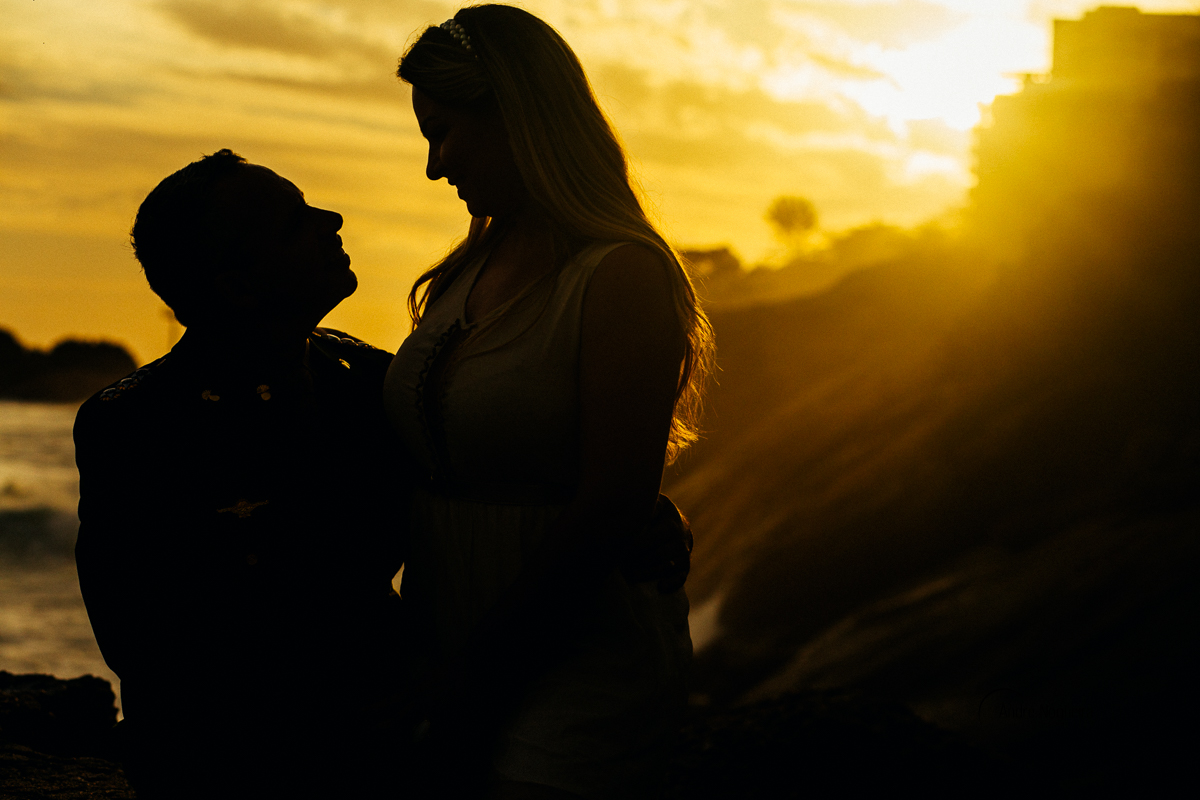 ensaio pre casamento rj, silhueta do casal durante o por do sol no forte de copacabana por andre nogueira fotografia