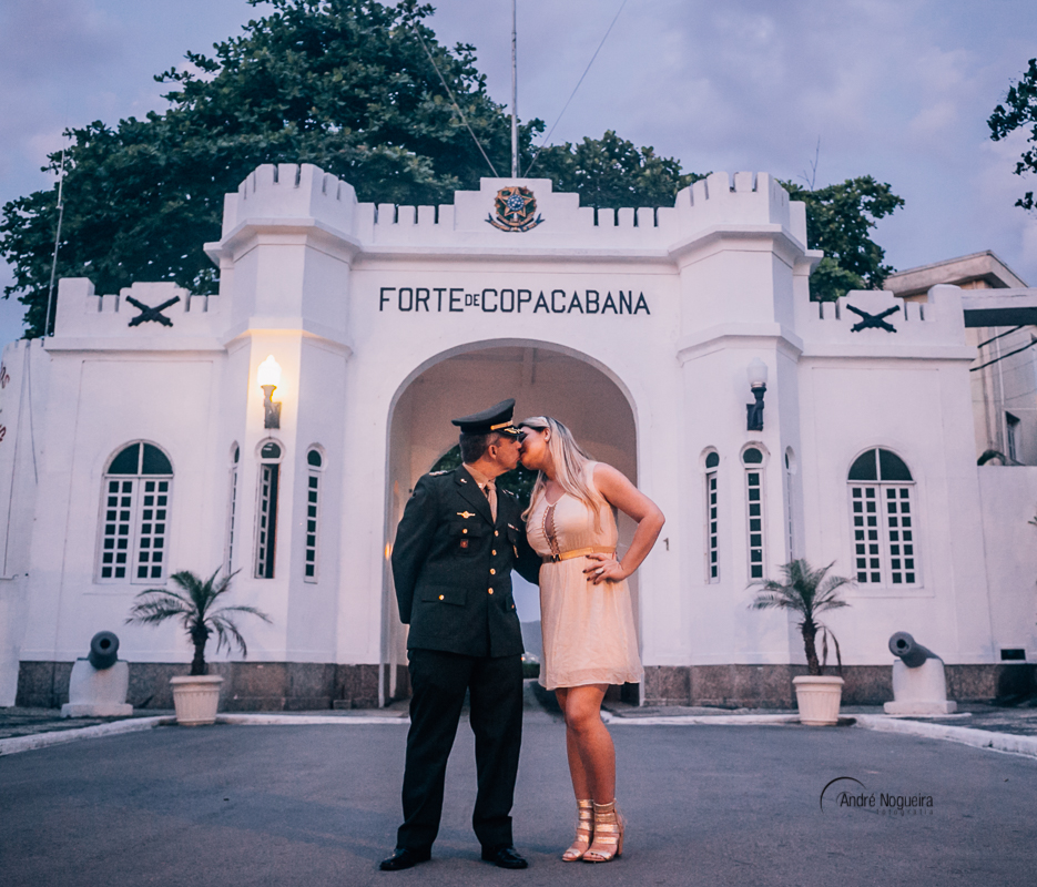 fotos ensaio pre casamento rj, casal se beijando na entrada principal do forte de copacabana por andre nogueira fotografia