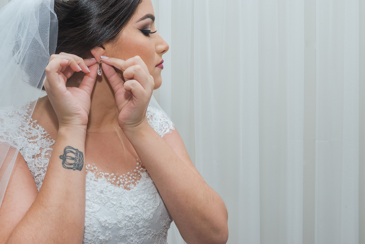 casamento rj,noiva colocando o brinco durante o making of, mariana castro dia da noiva, andre nogueira fotografia