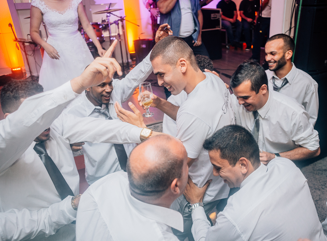 noivo dançando com os padrinhos
