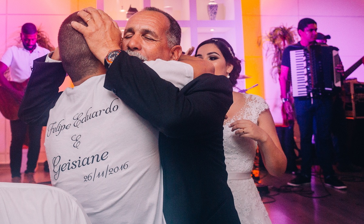 pai do noivo dando um abraço de carinho no seu filho noivo