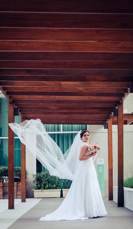 casamento rj, noiva fazendo pose com o bouqet de noiva na mão, vestido de noiva morena andrade atelier, dia de noiva mariana castro, foto por andre nogueirafotografia