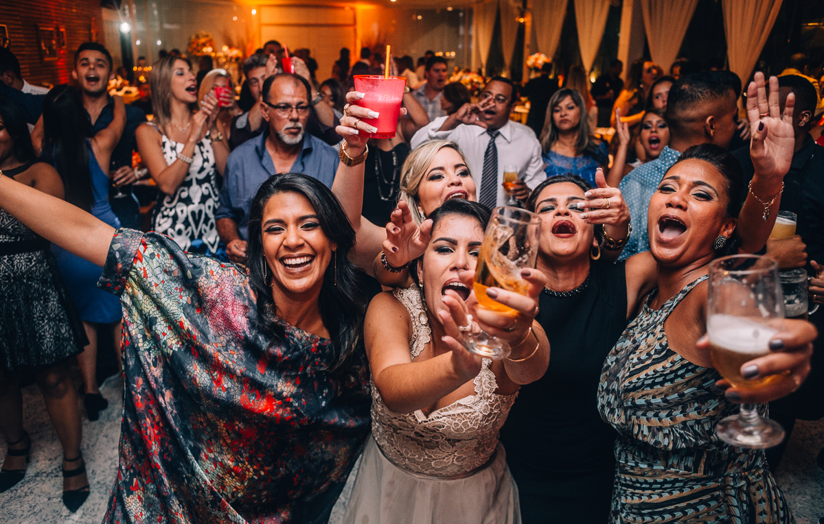 os convidados se acabando com o show da banda