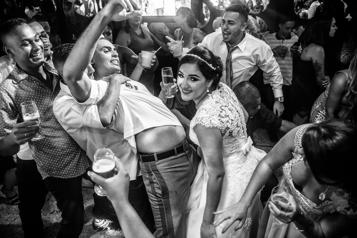 noivos se acabando na pista de dança
