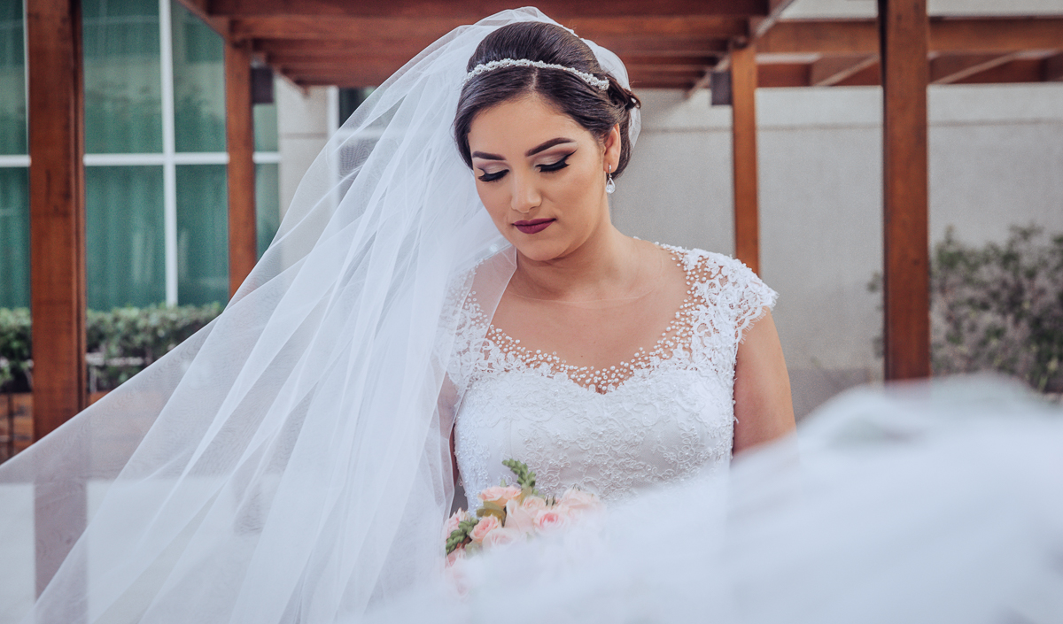 casamento rj, noiva fazendo pose na frente do hotel, fotografada por andre nogueira fotografia, maqueada por mariana castro dia de noiva e usando o vestido feito por morena andrade atelier