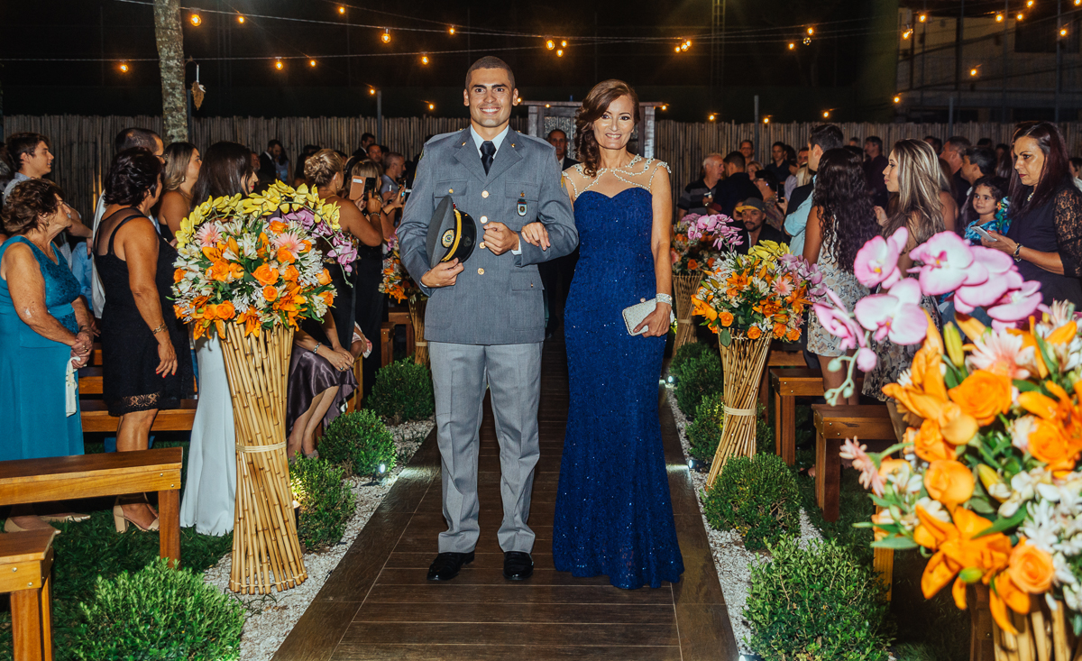 casamento rio de janeiro,noivo entrando com a noiva em direção ao altar do sitio dos martins, fotografado por andre nogueira fotografia