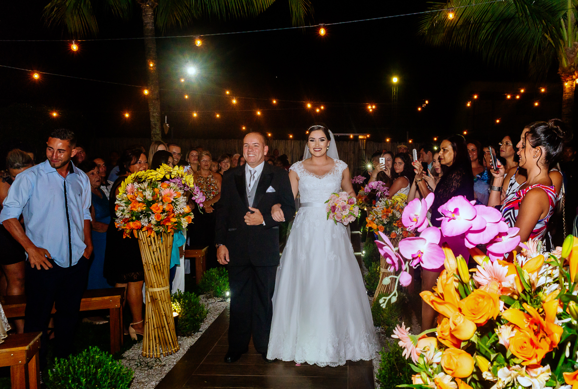 noiva entrando com o seu pai em direção ao altar