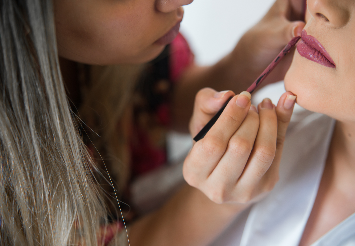 casamento rj,noiva sendo maqueada durante o making of, maquiada por mariana castro dia de noiva