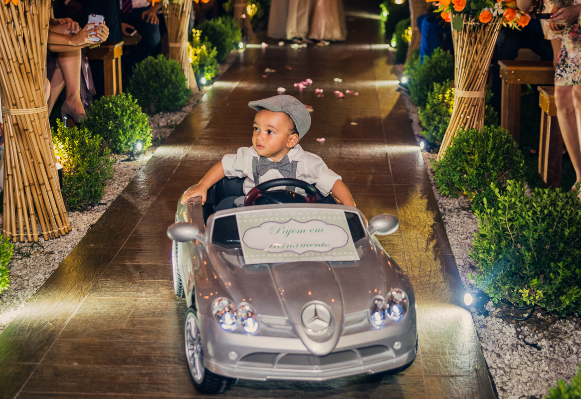 pajen entrando de carrinho e trazendo as alianças