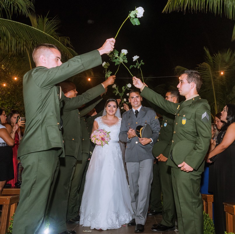 noivos passando sobre o corredor de rosas