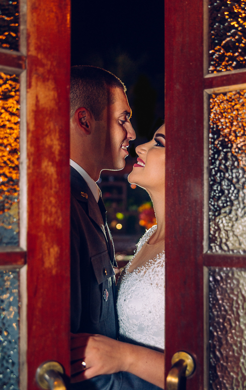 noivos se olhando atrás da porta