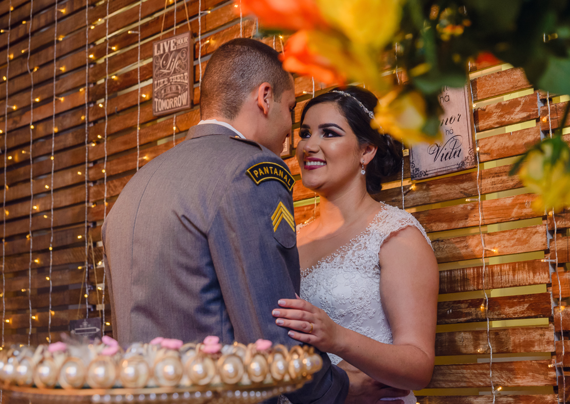 noivos se olhando a paixonadamente