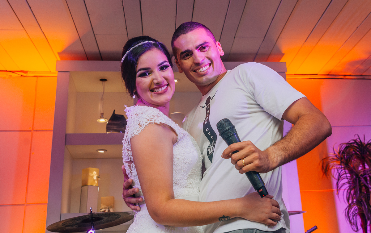 noivos em cima do palco e curtindo o som da banda