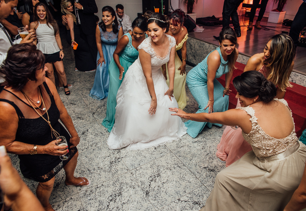noiva dançando com as madrinhas