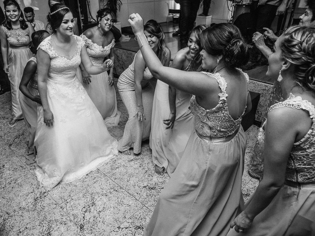 noivas se acabando com as noivas