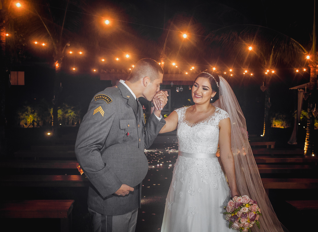 noivo beijando mão da noiva no jardim do sitio dos martins